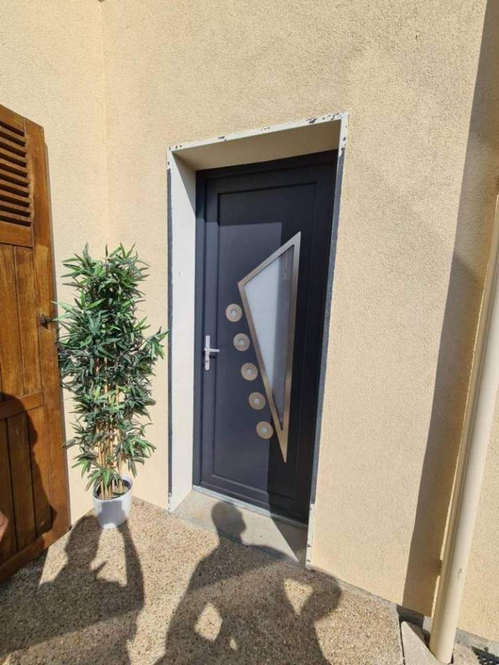 Installation de portes d'entrée personnalisées.
