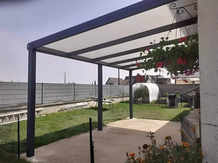 Création d'espaces extérieurs avec pergolas.