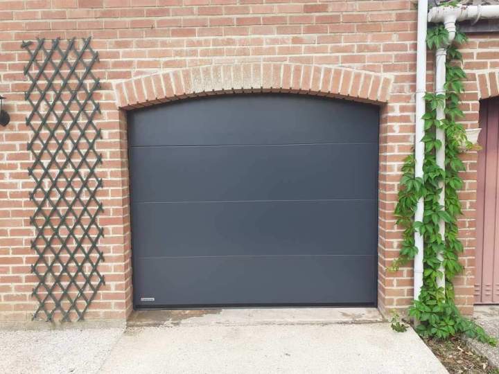 Vente et pose de portes de garage sécurisées.